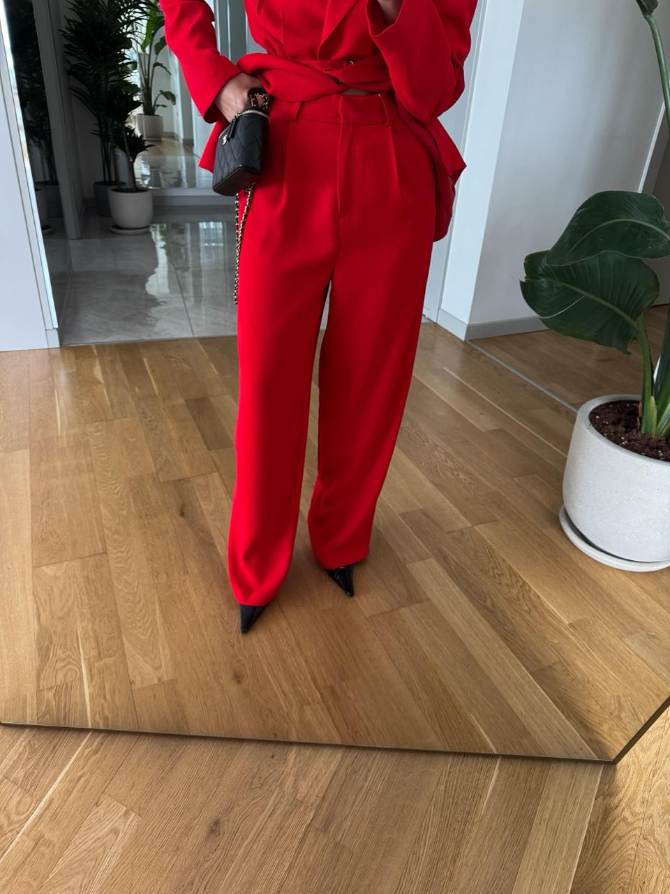 Alerte rouge passion ❤️ Nouveau arrivage qui booste ton worklook sans effort. Lien en bio pour en découvrir plus. #tailleurfemme #ensemblefemme #workwear #red